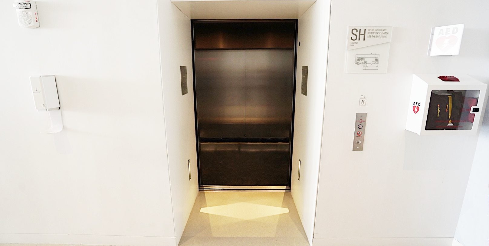 SERVICE ELEVATOR FOR ALL GUESTS WITH WHEELCHAIRS AND STROLLERS (91st-93rd FLOORS)