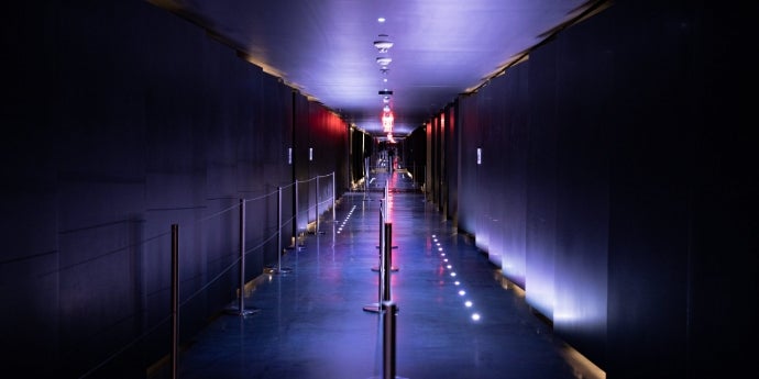 Túnel de acesso para os elevadores Rise do SUMMIT One Vanderbilt