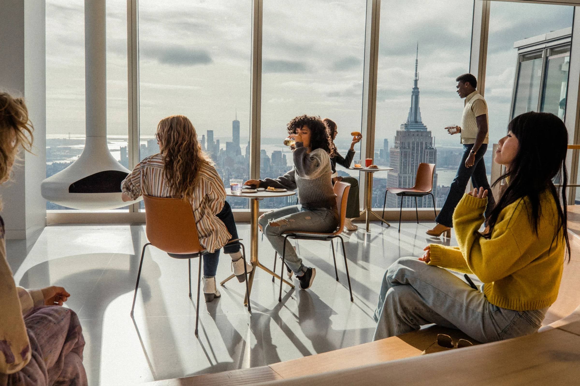 Guests dining at Après with NYC skyline views at SUMMIT One Vanderbilt.